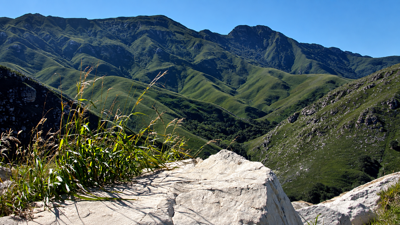 Weite Berglandschaft der Klein Karoo